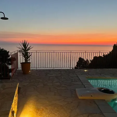 Сasa de vacaciones The White House Above Egremni Athánion