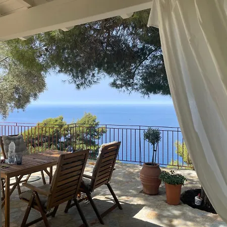 The White House Above Egremni Сasa de vacaciones *