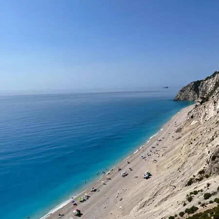 Сasa de vacaciones The White House Above Egremni Athánion