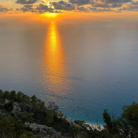 The White House Above Egremni Athánion