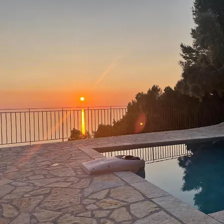 Holiday home The White House Above Egremni Athanion