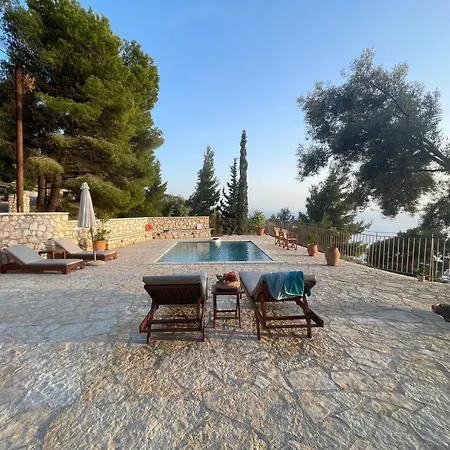 Holiday home The White House Above Egremni *