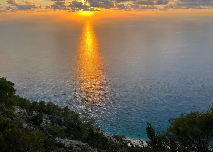 The White House Above Egremni Αθάνι